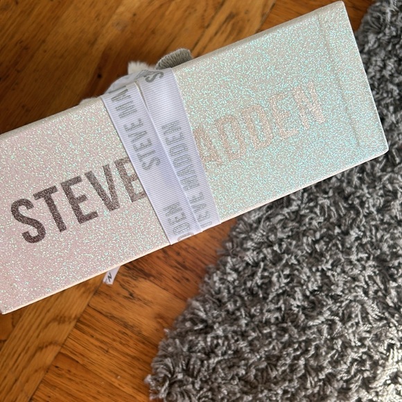 NWT Steve Madden Ivory White Scarf, Beanie, Gloves SET - Picture 3 of 6